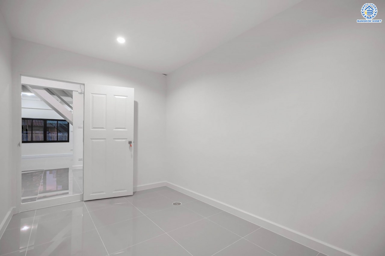 บ้านมือสองตกแต่งใหม่ โครงการ ลานทอง ติวานนท์-ปากเกร็ด เนื้อที่ 40 ตร.ว. ฟังก์ชัน 3 ห้องนอน 2 ห้องน้ำ จอดรถได้ 2คัน บนทำเลทองเดินทางสะดวกติด ถ.ติวานนท์ ใกล้ห้าแยกปากเกร็ด เมืองทองธานี, เซ็นทรัลแจ้งวัฒนะ รถไฟฟ้าสายสีชมพู "สถานีปากเกร็ด" และจุดขึ้นทางด่วน "แจ้งวัฒนะ"